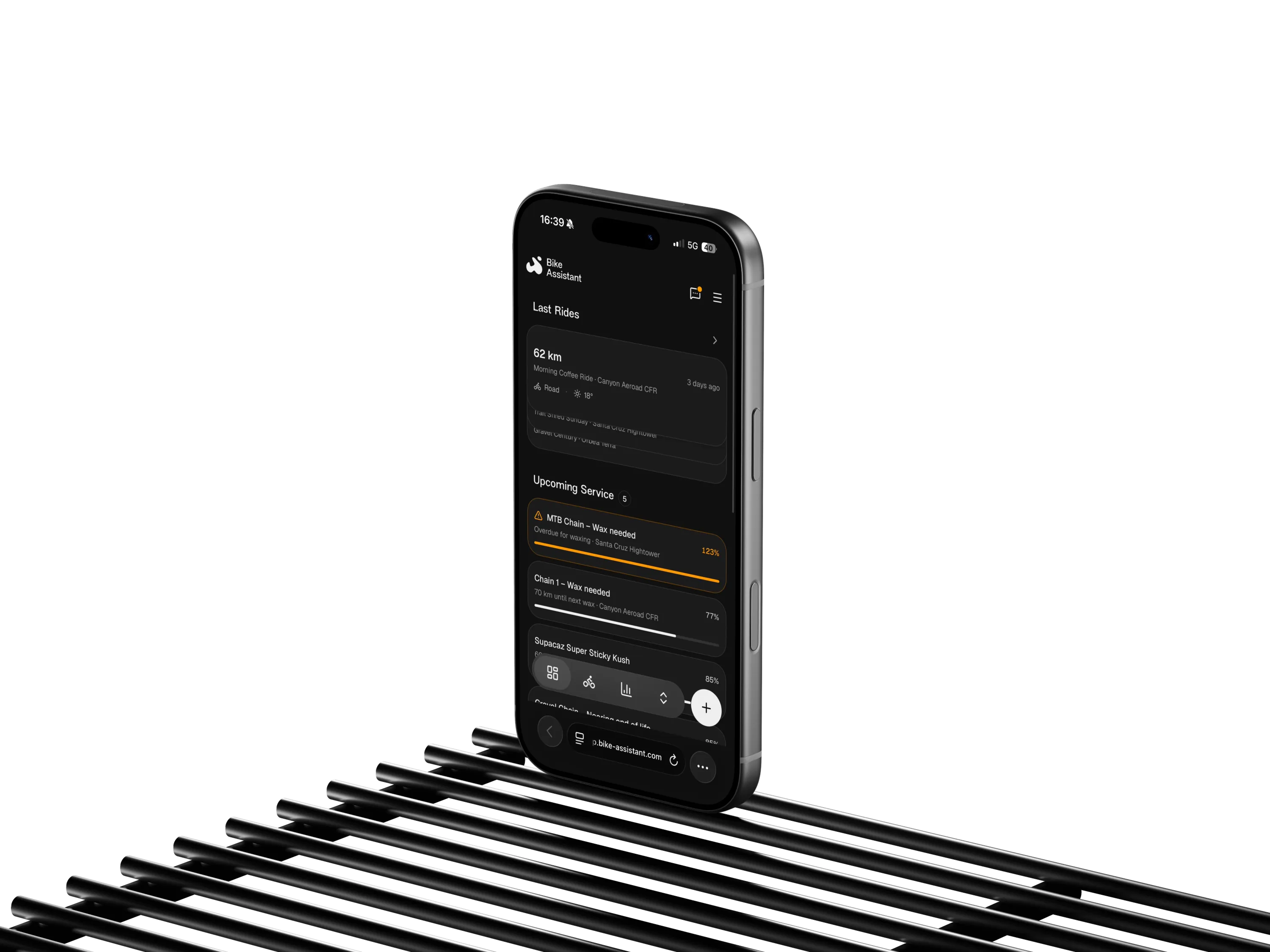 Das Bike-Assistant-Mobile-Dashboard: letzte Fahrten, eine überfällige Kettenwachs-Warnung und Verschleißbalken pro Teil über mehrere Räder